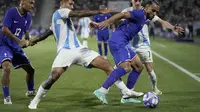 Gelandang Argentina Kevin Zenon mencoba untuk merebut bola dari Enzo Milliot pada duel lawan Prancis di perempat final sepak bola Olimpiade 2024 (AP)
