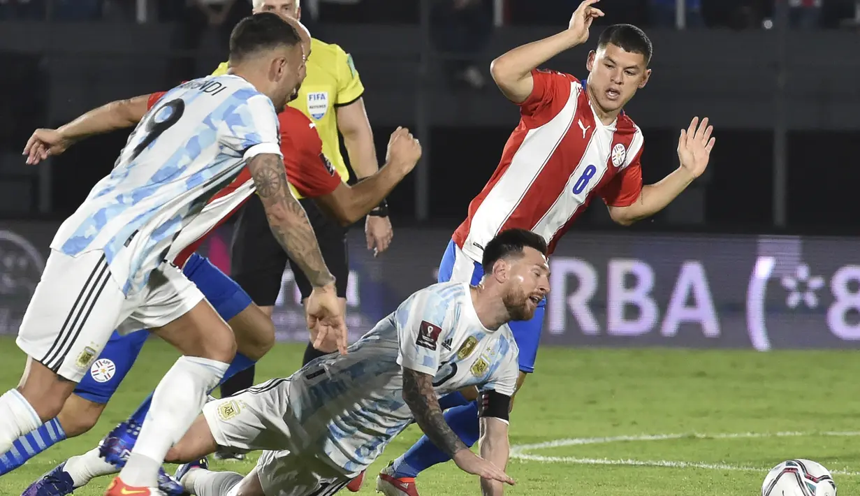 Pergerakan Lionel Messi dan kawan-kawan selalu dapat dipatahkan para bek Paraguay yang bermain disiplin. (AFP/Norberto Duarte)