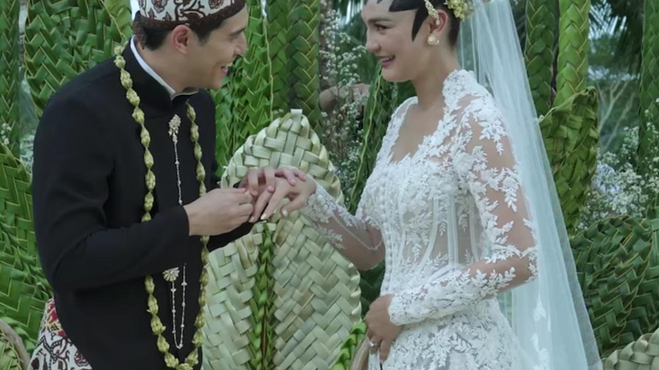 Luna Maya Ungkap Fakta di Balik Insiden Salah Kasih Tangan ke Maxime Bouttier saat Akan Pasangkan Cincin Nikah