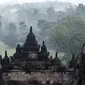 Stupa-stupa Budha terlihat di candi Borobudur di Magelang, di provinsi Jawa Tengah, Indonesia 10 Mei 2016. Sidang penetapan status Memory of the World akan dilakukan di Prancis pada akhir Oktober atau awal November 2017. (AFP Photo/Goh Chai Hin)