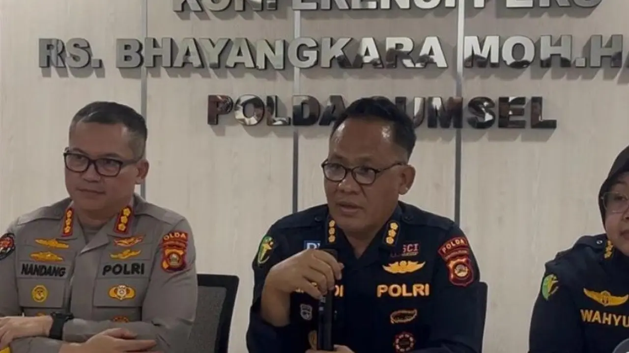 Kepala Rumah Sakit Bhayangkara Mohammad Hasan Palembang Kombes Pol Budi Susanto saat konferensi pers di Palembang.