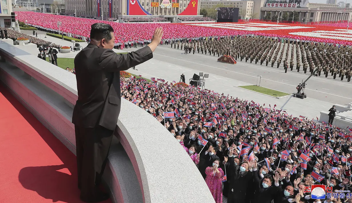 <p>Pemimpin Korea Utara Kim Jong-un melambaikan tangan dari balkon saat dia menghadiri parade untuk merayakan ulang tahun ke-110 mendiang pendiri Korea Utara Kim Il-sung di Lapangan Kim Il-sung, Pyongyang, Korea Utara, 15 April 2022. (Korean Central News Agency/Korea News Service via AP)</p>