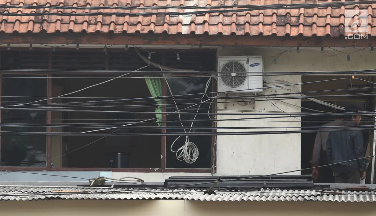 Kondisi kaca pada gedung lantai 2 Polsek Ciracas seusai perusakan dan pembakaran di Jakarta, Rabu (12/12). Polsek Ciracas dibakar oleh 150 orang yang diduga tidak puas dengan pengusutan pengeroyokan anggota TNI. (Liputan6.com/Herman Zakharia)