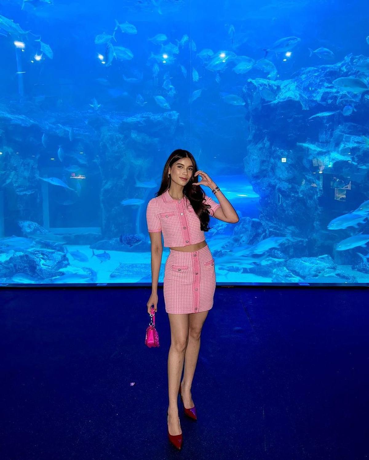 Dalam dress pink yang memikat, Sabrina bertransformasi menjadi bintang Korea Hong Hae-In,&nbsp;