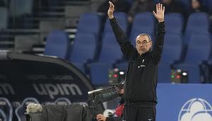 Pelatih Lazio, Maurizio Sarri memberi instruksi kepada pemainnya saat menghadapi Juventus pada laga pekan ke-29 Liga Italia 2022/2023 di Olimpico Stadium, Roma, Minggu (9/4/2023) dini hari WIB. (AP Photo/Alessandra Tarantino)