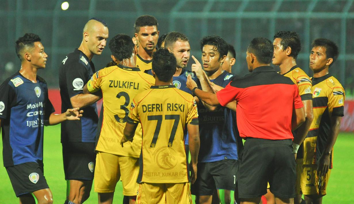 Pemain Arema Cronus, Mossi, memprotes wait yang memberinya kartu merah saat melawan Mitra Kukar dalam semifinal Piala Jenderal Sudirman di Stadion Kanjuruhan, Malang, Minggu (17/1/2016). (Bola.com/Kevin Setiawan)