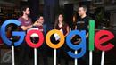 Head of Corporate Communication Google Indonesia, Jason Tedjasukmana (kiri) berbincang dengan Startup pertama di Jakarta, Kamis (3/3/2016). Google berkomitmen untuk melatih 100.000 pengembang di Indonesia hingga 2020. (Liputan6.com/Angga Yuniar)