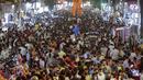 Orang-orang memadati pasar saat mereka berbelanja menjelang festival Diwali di Mumbai, India, Minggu (31/10/2021). Diwali, Festival lampu Hindu, akan dirayakan pada 4 November. (AP Photo/Rajanish Kakade)