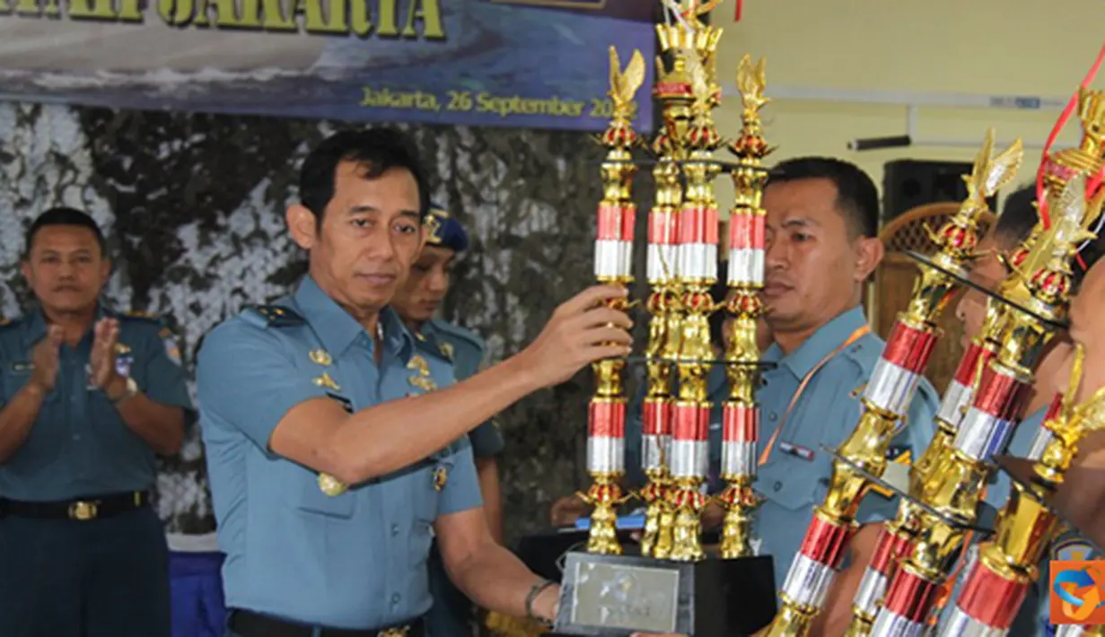 Citizen6, Tanjung Priok: Tim Kolinlamil keluar sebagai juara I pada Lomba yang dibuka oleh Kaskolinlamil Laksma TNI I.N.G.N. Ary Atmaja, di Gedung Laut Natuna, Mako Kolinlamil, Tanjung Priok, Jakarta, Rabu (26/9). (Pengirim: Dispenkolinlamil)