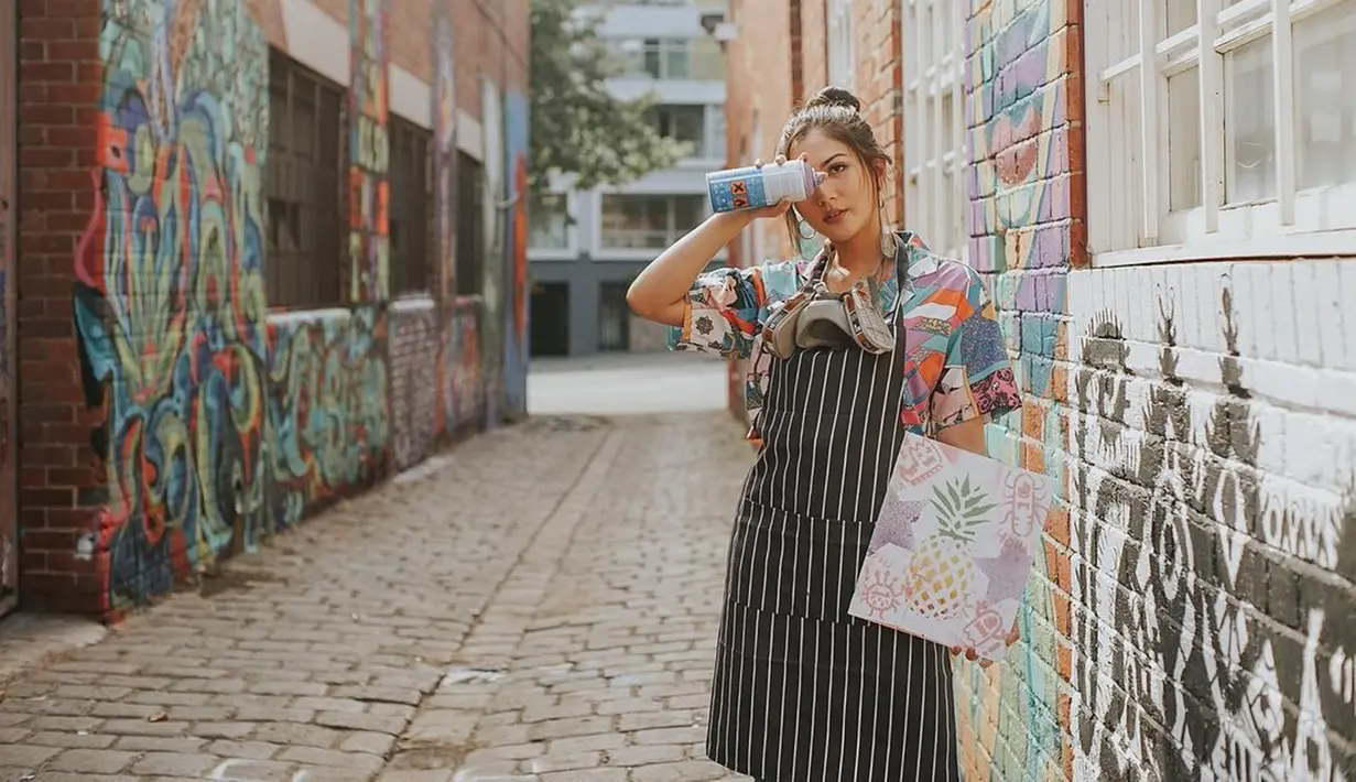 Berpose di salah satu jalanan dipenuhi mural di Melbourne, Jessica menggunakan pakaian senada dengan warna jalanan tersebut. Penampilannya lengkap dengan berbagai perlengkapan ala pelukis mural. (Liputan6.com/IG/@jscmila)