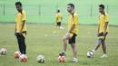 Para pemain Arema Cronus bersiap melakukan latihan tendangan jelang laga menghadapi Sriwijaya FC pada Piala Jenderal Sudirman di Stadion Gajayana, Malang, Jumat (20/11/2015). (Bola.com/Vitalis Yogi Trisna)