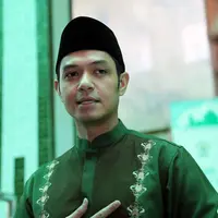 Dude Harlino Bersih Bersih Masjid Sunda Kelapa (Nurwahyunan/bintang.com)