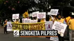Sidang sengketa Pilpres di Mahkamah Konstitusi dimulai. Puluhan orang melakukan demonstrasi di sekitar gedung MK.