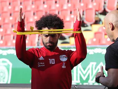 Striker Mesir, Mohamed Salah, mengikuti sesi latihan jelang laga Piala Dunia di Stadion Akhmat, Rusia, Selasa (12/6/2018). Kondisi cedera bahu yang berangsur pulih membuatnya siap tampil di Piala Dunia 2018. (AFP/Karim Jaafar)
