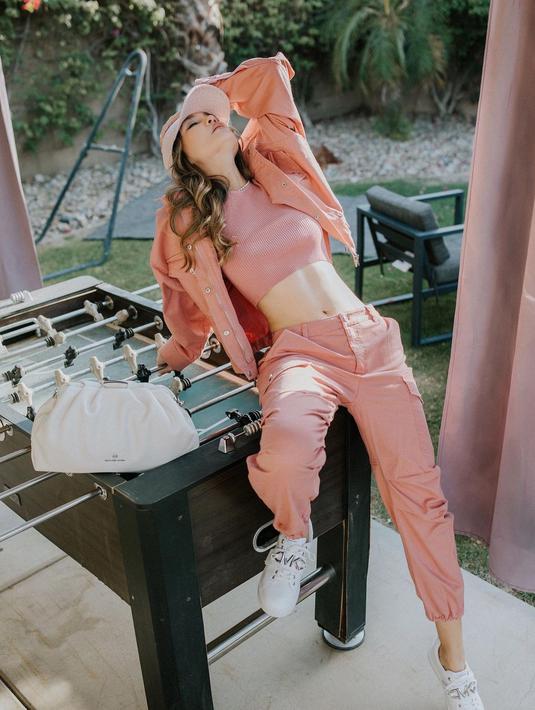 <p>Hadir di pagelaran Coachella 2022, Luna Maya terlihat memamerkan beberapa gaya fashionnya yang bak ABG. Di sini, Luna Maya terlihat mengenakan crop top yang dipadu padan senada dengan jogger pants, jaket, dan topinya berwarna merah muda. Foto: Instagram.</p>