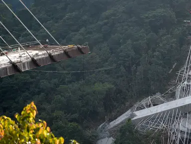 Sebuah jembatan yang menghubungkan Bogota dengan Kota Villavicencio ambruk di kota Guayabetal, Senin (16/1).  Sebanyak 10 pekerja konstruksi tewas dan lima lainnya mengalami cedera ketika jembatan yang sedang dibangun sebagian runtuh. (Raul Arboleda/AFP)