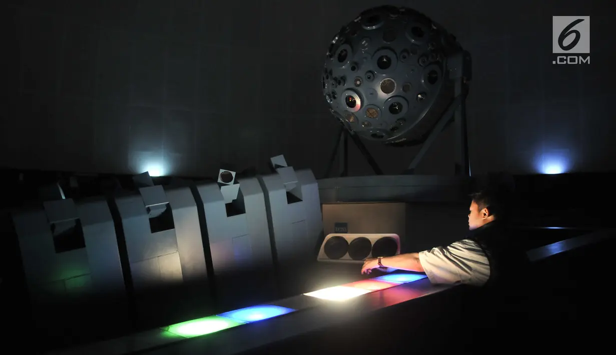 Teknisi memeriksa proyektor bintang sebelum dioperasikan jelang pertunjukan di Planetarium Jakarta, Rabu (24/7/2019). Tutupnya perusahaan penyedia suku cadang Planetarium dan Observatorium Jakarta membuat pertunjukan hanya digelar dua kali dari biasanya tujuh kali sehari. (merdeka.com/Iqbal Nugroho)