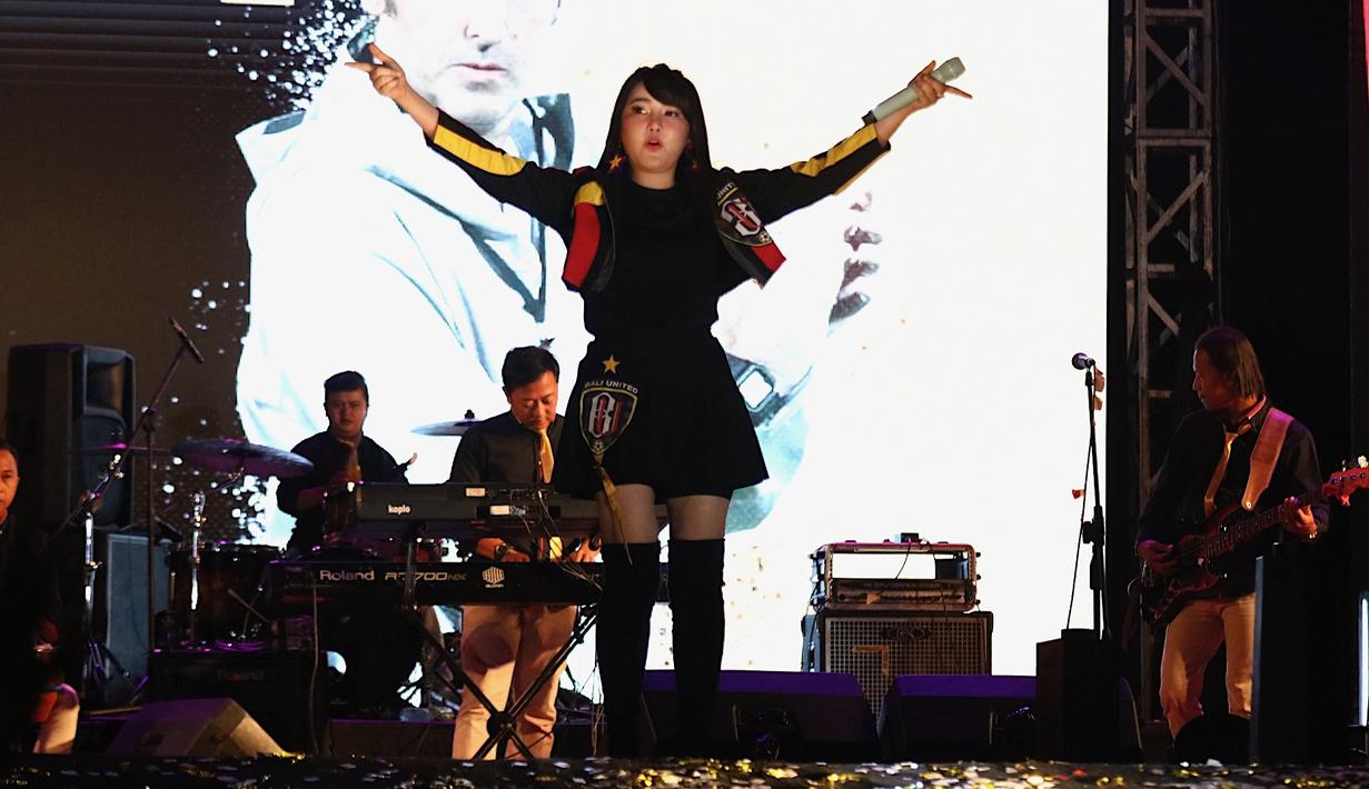 Penampilan Via Vallen saat merayakan keberhasilan Bali United meraih gelar juara Liga 1 2019 di Stadion Kapten I Wayan Dipta, Bali, Senin (23/12). Puncak perayaan juara ini dimeriahkan Via Vallen dan Tari Kecak. (Bola.com/Aditya Wany)