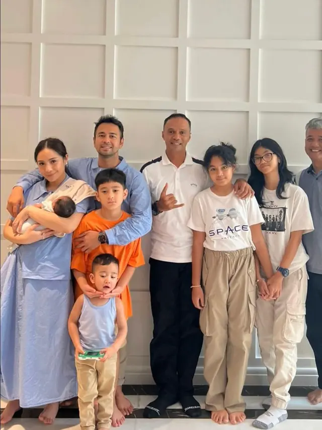 6 Gaya Raffi Ahmad dan Nagita Slavina Kenalkan Anak Adopsi yang Bernama Lily