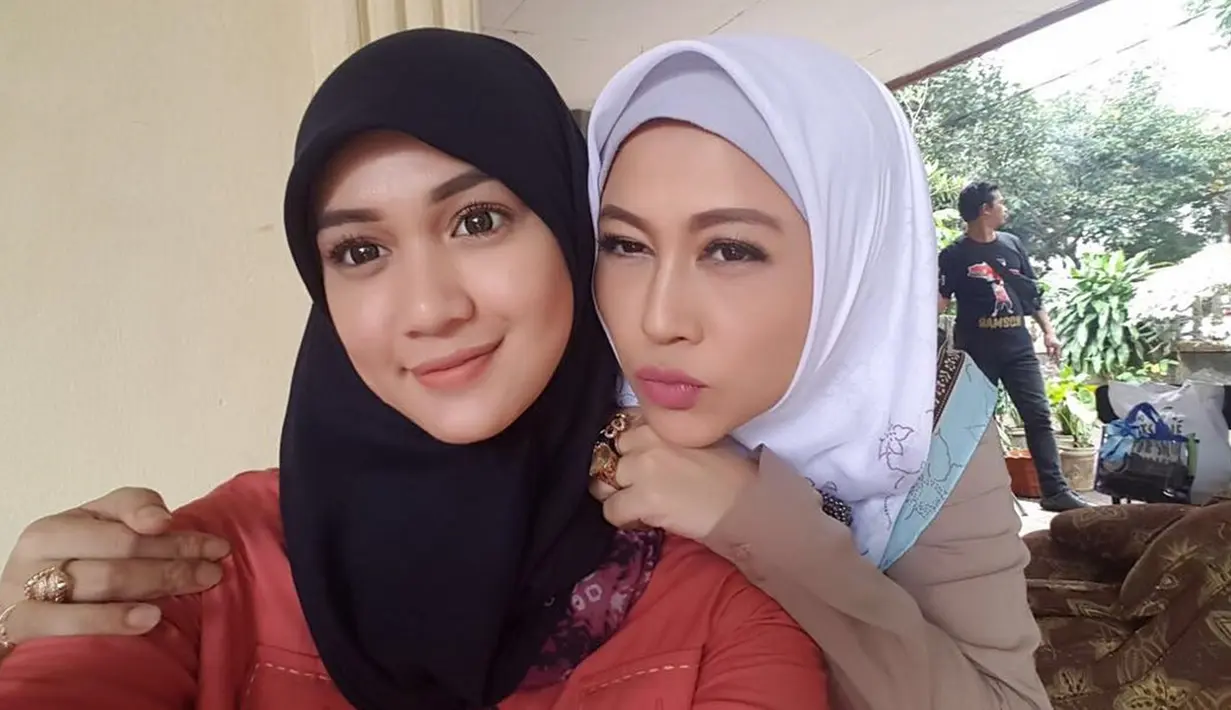 Tak hanya totalitas dalam berakting, wanita kelahiran 29 Februari 1996 ini juga mengubah penampilannya dalam berperan. Seperti saat membintangi sebuah sinetron di salah satu acara televisi, Dea Annisa tampil cantik dengan berhijab. (Liputan6.com/IG/deaaannisa)
