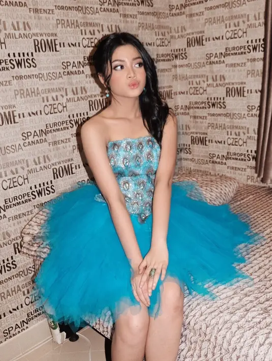 Kulit putihnya sangat memesona dengan gayanya yang memakai dress ballet seperti ini. Warna birunya juga sangat cocok dikenakan Yoriko yang berkulit putih. (Instagram/yorikooangln_)