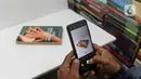 Para pedagang buku di Pasar Kenari beralih ke penjualan secara daring atau online. (Liputan6.com/Herman Zakharia)