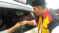 Gubernur DKI Jakarta terpilih Anies Baswedan saat melepas rombongan Pulang Basamo Nasional 2017. (Liputan6.com/Rezky Apriliya Iskandar)