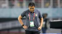 Pelatih kepala Timnas Indonesia U-17, Bima Sakti tertudnuk saat anak asuhnya menghadapi Timnas Ekuador U-17 pada laga pertama Grup A Piala Dunia U-17 di Stadion Gelora Bung Tomo, Surabaya, Jumat (10/11/2023) malam WIB. (Bola.com/Bagaskara Lazuardi)