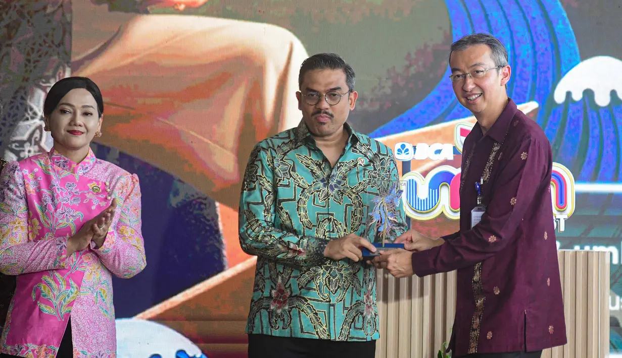 (dari kiri) Ketua Dewan Komisioner Otoritas Jasa Keuangan (OJK Friderica Widyasari Dewi, Menteri UMKM Maman Abdurrahman dan  Presiden Direktur BCA Gregory Hendra Lembong saat membuka kegiatan BCA UMKM Fest 2026 di Indonesia Arena, Senayan, Jakarta, Jumat, 21 Agustus 2026. (KLY/ Arie Basuki)