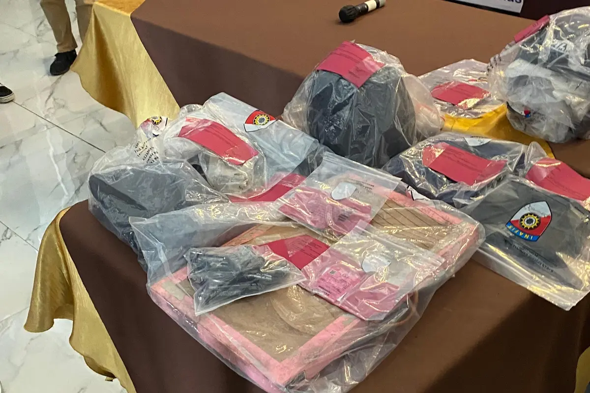 Polisi membeberkan sejumlah barang bukti yang disita dalam kasus dugaan penyekapan dan penganiayaan yang dilakukan Taufik Hidayat terhadap kekasihnya, Yuvita Tri Rezeki.