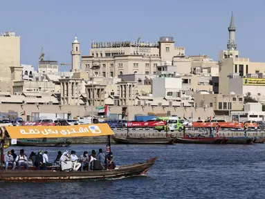 Orang-orang naik perahu di suaka margasatwa Ras Al-Khor dekat kawasan tua kota Teluk Dubai (6/1/2021). Suaka margasatwa Ras Al-Khor  merupakan sebuah cagar basah yang dikenal untuk menarik burung bermigrasi dalam jumlah besar. (AFP/Karim Sahib)