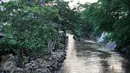 Relokasi warga bantaran sungai Ciliwung akan dilakukan secara bertahap karena rumah susun (rusun) masih dalam tahap pembangunan, Jakarta, Rabu (18/5/2016). Ada sekitar 50 ribu warga bantaran Ciliwung yang harus direlokasi. (Liputan6.com/Yoppy Renato)