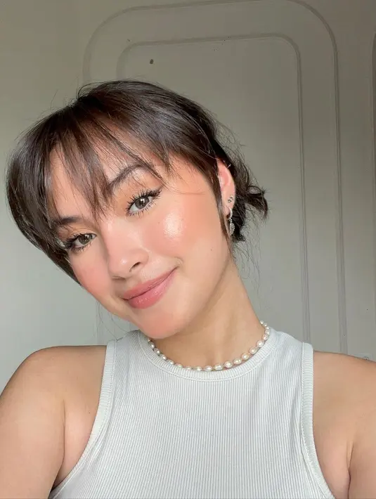 Caitlin Halderman kadang mengikat rambut panjangnya dan membiarkan poni [Instagram/caitlinhalderman]