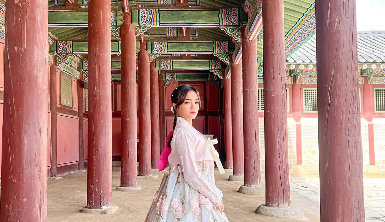 Salah satu tempat yang ia kunjungi adalah istana yang ada di Korea Selatan. Istana tempo dulu ini menjadi salah satu spot foto yang memang menjadi destinasi wisata pilihan saat ke Korea Selatan. Tidak lupa dalam liburannya ini ia juga mengenakan hanbok untuk jalani pemotretan. (Liputan6.com/IG/@fuji_an)