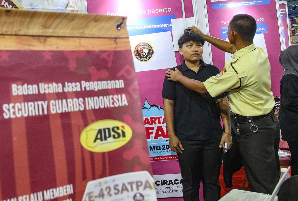 FOTO: Ribuan Pencari Kerja Padati Bursa Kerja di GOR Ciracas