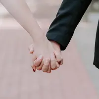 ilustrasi menggandeng tangan/Photo by TL Portrait from Pexels