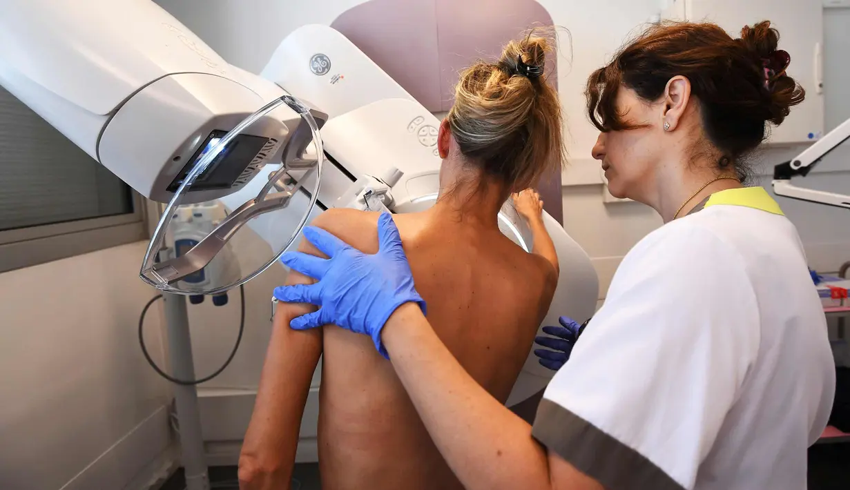 Seorang pasien memeriksa payudaranya dengan mammogram di pusat regional kanker di institut Paoli-Calmette, (9/10). Mammogram adalah proses pemeriksaan payudara manusia menggunakan sinar-X dosis rendah. (AFP Photo/Anne Christine Poujoulat)