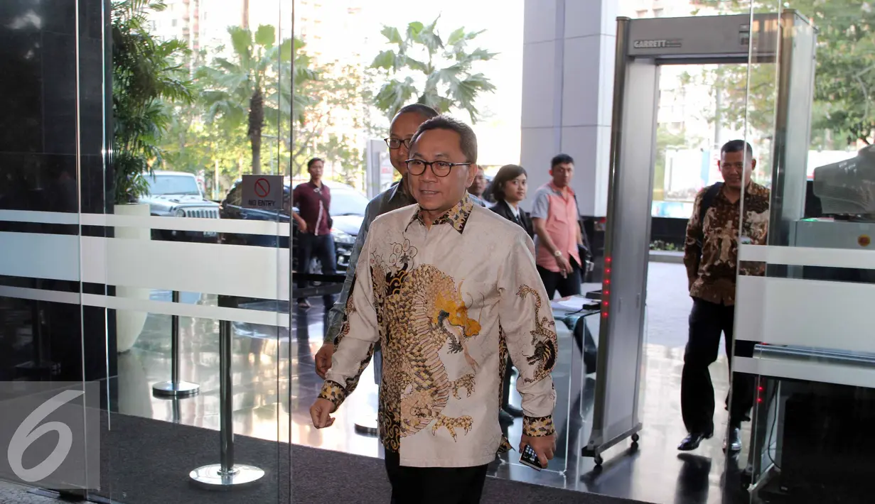 Ketua umum PAN, Zulkifli Hasan saat tiba di Tower Bakri, Jakarta, Kamis, (3/9/2015) Pertemuan para pejabat Koalisi Merah Putih ini membahas persoalan PAN yang keluar dari KMP. (Liputan6.com/Helmi Afandi)