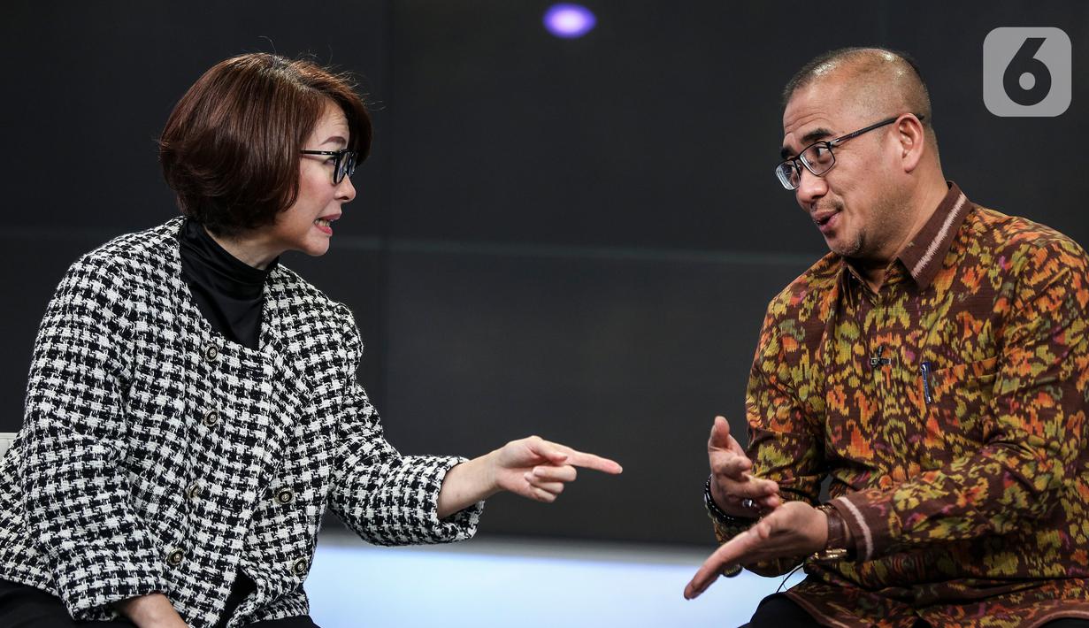 Ketua Komisi Pemilihan Umum (KPU) Hasyim Asy'ari (kanan) berbincang dengan Pimpinan Redaksi SCTV Retno Pinasti (kiri) saat acara penandatanganan MoU antara Emtek dengan KPU di SCTV Tower, Jakarta, Selasa (30/8/2022). Kerja sama KPU dengan Emtek ini terkait sosialisasi Pemilihan Umum yang akan diselenggarakan 2024 mendatang. (Liputan6.com/Johan Tallo)