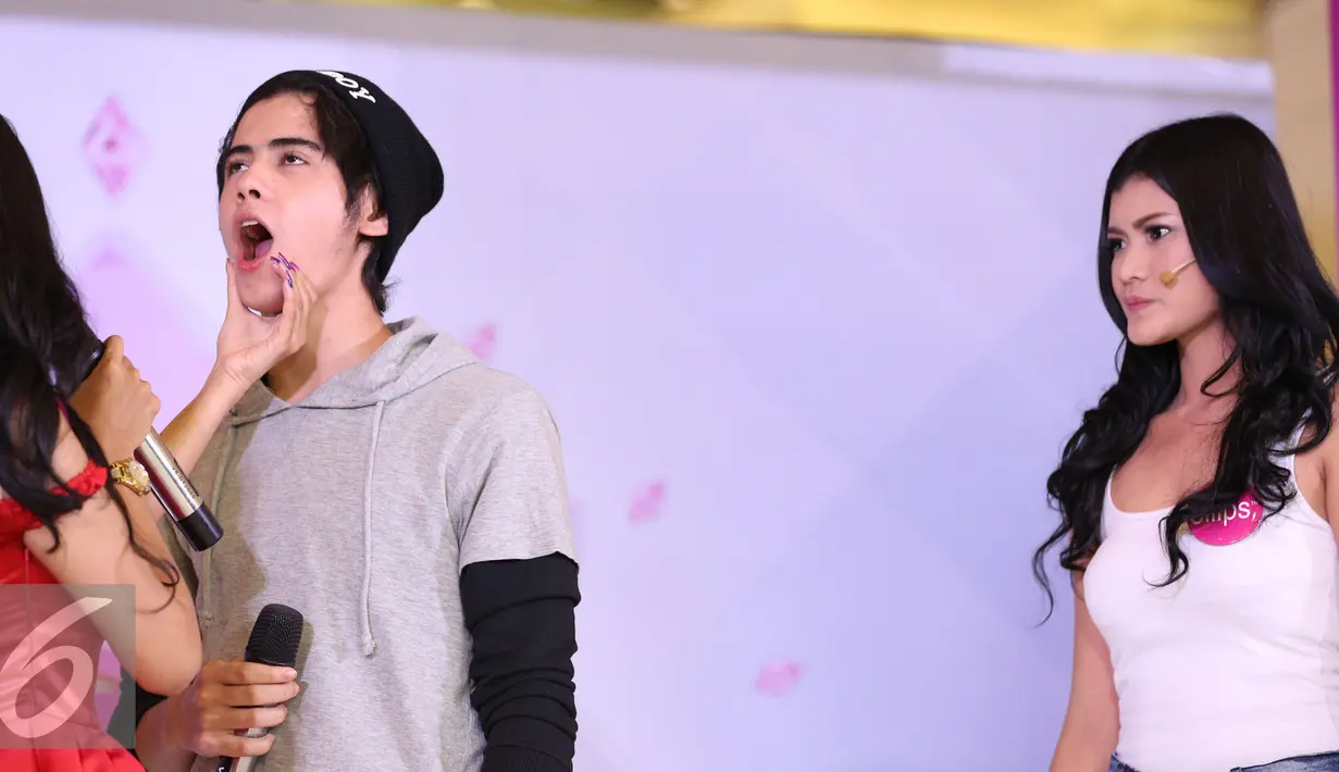 Dua orang kontestan Miss Celebrity saat beradu akting dengan Aliando Syarief (tengah) di Kota Kasablanka, Jakarta, Minggu (11/10/2015). Aliando akan beradu akting dengan semua kontestan Miss Celebrity 2015. (Liputan6.com/Faizal Fanani)