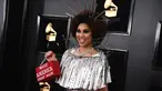 Penyanyi dan komposer, Joy Villa membawa tas bertuliskan 'Make America Great Again' pada perhelatan Grammy Awards 2019 di Staples Center, Los Angeles, Minggu (10/2). Joy Villa tampil sebagai tembok perbatasan di Grammy Awards. (Jordan Strauss/Invision/AP)