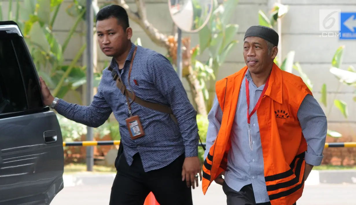 Ekspresi anggota DPRD Kota Malang Sugianto (kanan) saat tiba di Gedung KPK, Jakarta, Selasa (2/10). Sugianto menjalani pemeriksaan terkait dugaan menerima suap pembahasan APBD-P Pemkot Malang Tahun Anggaran 2015. (Merdeka.com/Dwi Narwoko)