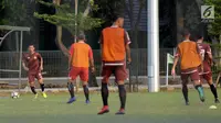 Pemain Persija, Ismed Sofyan (kiri) menggiring bola saat latihan di Lapangan A Kompleks GBK Jakarta, Jumat (11/5). Persija akan melakoni laga kandang melawan Madura United, Sabtu (11/5). (Liputan6.com/Helmi Fithriansyah)