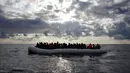 Sejumlah imigran berada di perahu karet yang penuh sesak di Laut Meditarania, sekitar 36 mil laut dari lepas pantai Libya (2/2). Penyelamatan yang dilakukan penjaga pantai Spanyol LSM Proactiva Open Arms ini sudah yang ke-112. (Reuters/Yannis Behrakis)