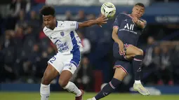 Bek Troyes, Erik Ross Palmer-Brown berebut bola dengan penyerang Paris Saint Germain (PSG) Kylian Mbappe pada matchday ke-36 Ligue 1 musim 2021-22 di Parc de Princes pada laga lanjuta Ligue 1, Senin (9/5/2022) dini hari WIB. PSG harus puas meraih hasil imbang 2-2 saat menjamu klub papan bawah, Troyes. (AP Photo/Christophe Ena)