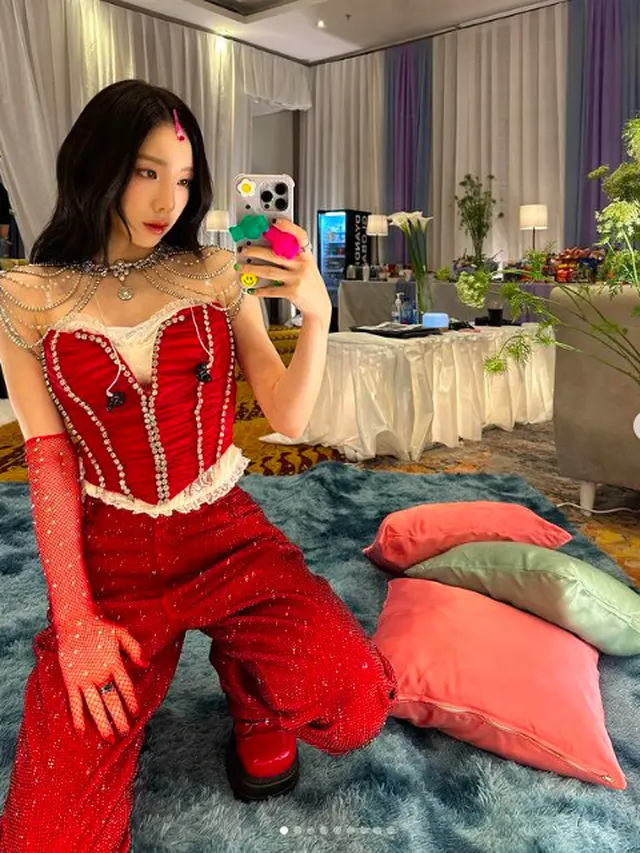 Taeyeon Pamer Camilan Khas Indonesia Saat di Backstage, Warganet: Itu Raiders Apa Snack Ulang Tahun