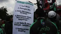 Sebuah poster yang berisi tuntutan pengemudi ojek online dibentangkan saat aksi di seberang Istana Merdeka, Jakarta, Selasa (27/3). Mereka juga meminta legalitas angkutan ojek online. (Liputan6.com/Arya Manggala)