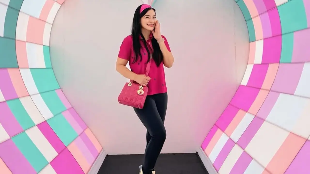 Titi Kamal saat Main Sepatu Roda ungu. [@titi_kamall]