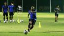 Pemain Timnas Indonesia, Kushedya Hari Yudo bekerja keras mengasah tendangannya dalam sesi latihan. (Foto: Bola.com/M Iqbal Ichsan)