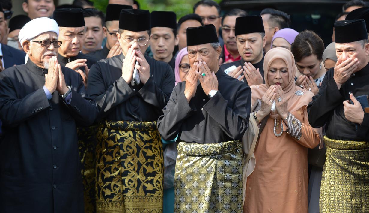 Muhyiddin Yassin (tengah) berdoa sebelum upacara pelantikannya sebagai Perdana Menteri Malaysia di Istana Negara, Kuala Lumpur, Minggu (1/3/2020). Berdasarkan hukum Malaysia, Raja Malaysia berada di atas undang-undang. (NAZRI RAPAAI/AFP/MALAYSIA'S DEPARTMENT OF INFORMATION)